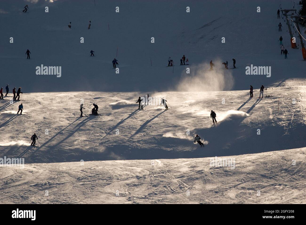 Skieurs en contre-jour, Alpes autrichiennes Banque D'Images