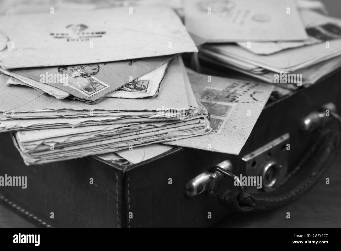 La nourriture est mauvaise. Porridge de grain sur l'eau dans l'ancien bol en aluminium sur la table en bois Banque D'Images