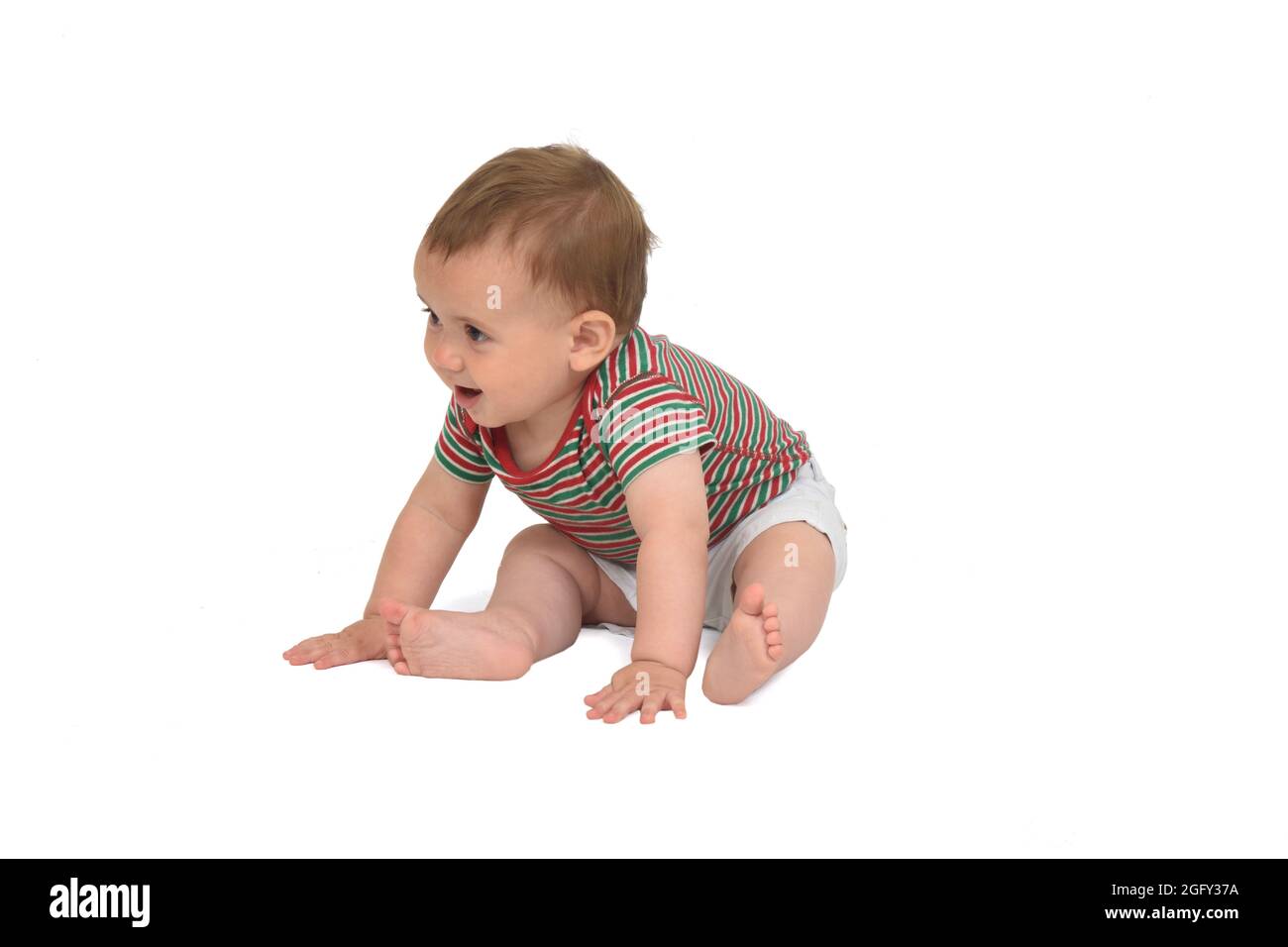 Bebe De 10 Mois Assis Sur Le Sol Sur Fond Blanc Photo Stock Alamy