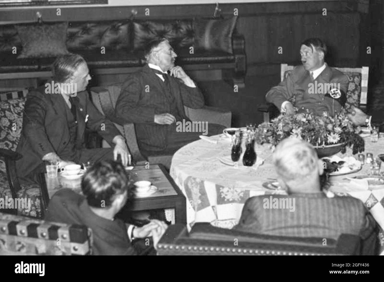 Le Premier ministre britannique Neville Chamberlain lors de la conférence de Munich le 29 septembre. 1938. Neville Henderson parle avec Joachim von Ribbentrop (ministre des Affaires étrangères de l'Allemagne nazie) et Adolf Hitler. Crédit : Bundesarchiv allemand Banque D'Images