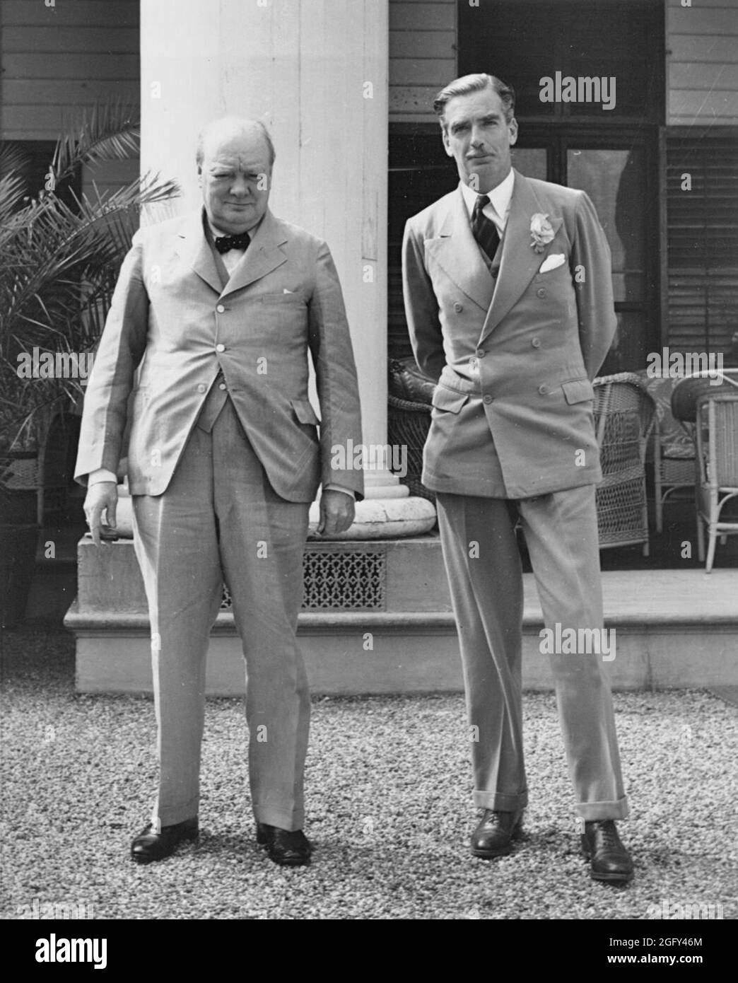 Le premier ministre britannique Sir Winston Churchill et Sir Anthony Eden (secrétaire aux Affaires étrangères) à l'extérieur de Spencer Wood dans le Bois-de-Coulonge à Québec pendant la Conférence du Quadrant Banque D'Images