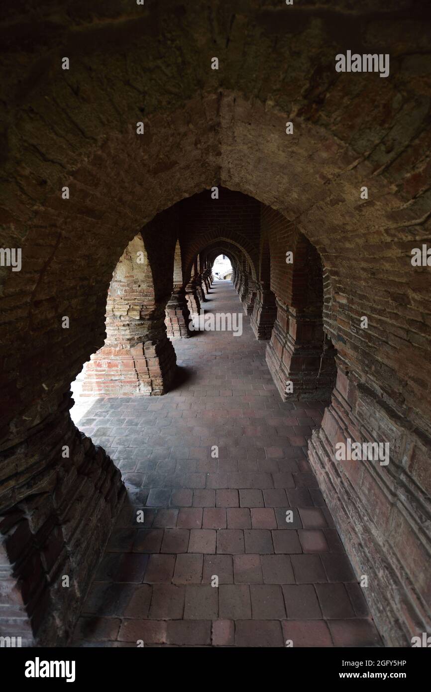 Intérieur Rasmancha. Ce temple hindou a été construit par Bir Hambir en c. b. Il est posé sur une plinthe en laterite carrée surélevée (24.5 m x 24.5 m) avec une pyra Banque D'Images