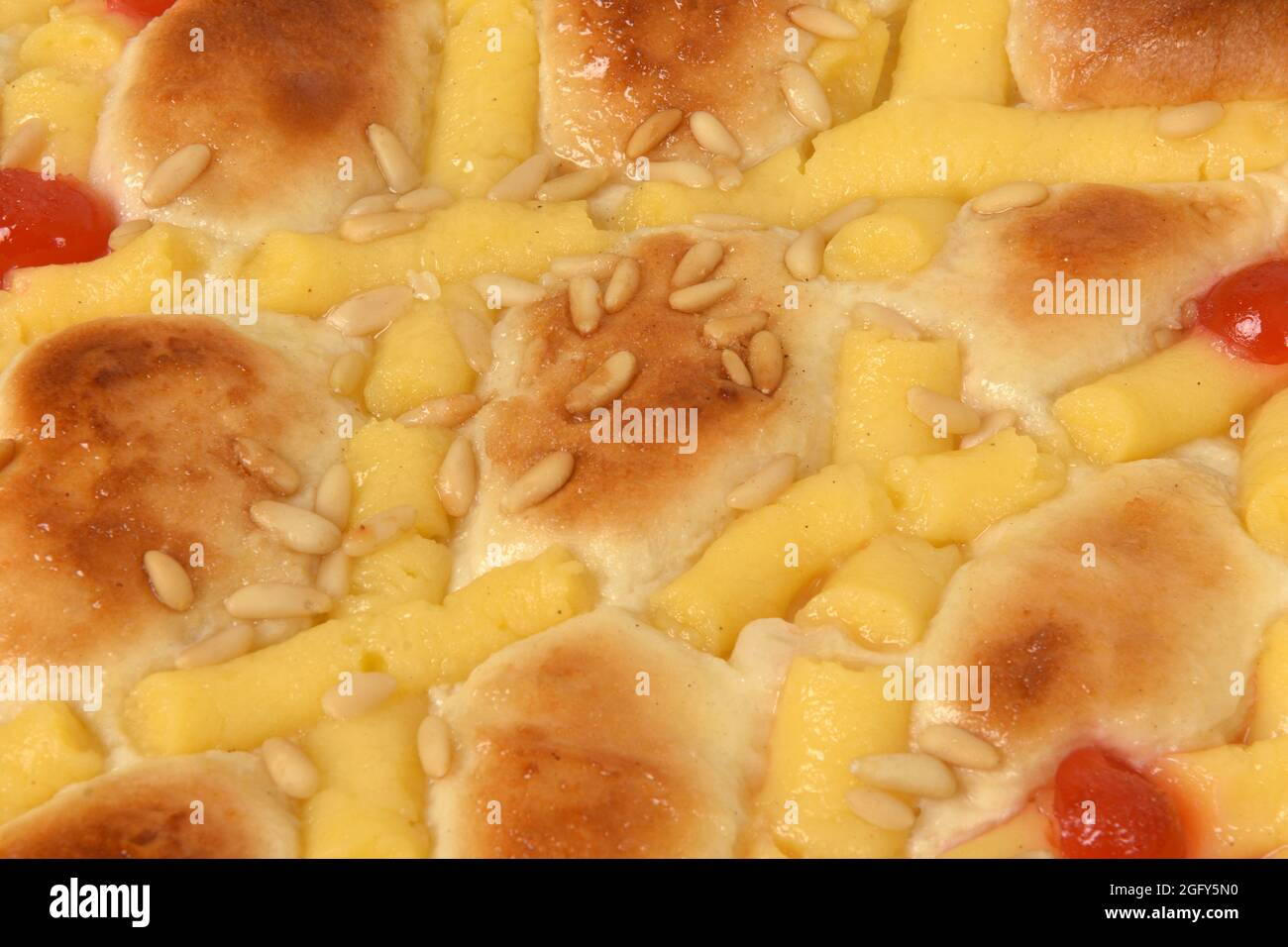 Gros Plan De Gateau Eponge De Creme D Oeufs De Pignons Et De Cerises Sur Fond Blanc Photo Stock Alamy
