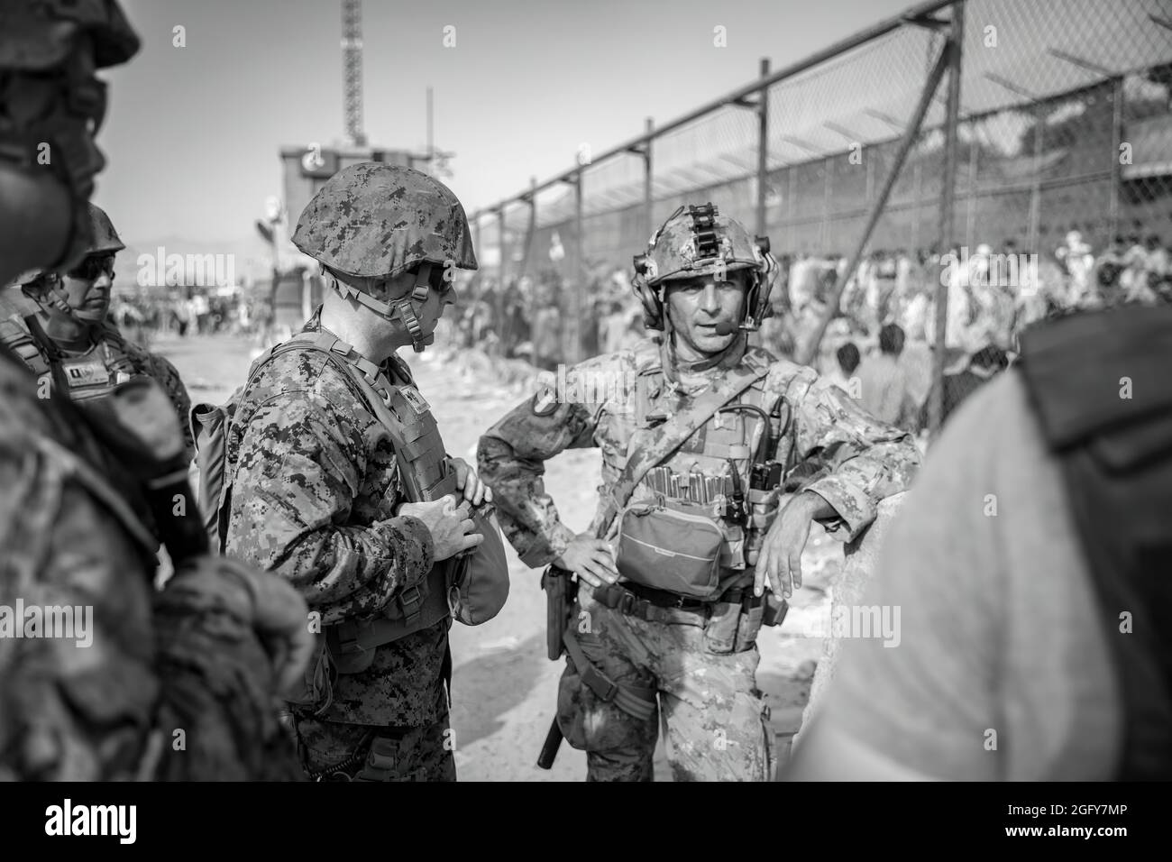 U.S. Marine Brig. Le général Farrell J. Sullivan, commandant de la Force opérationnelle navale amphibie 51/5e Brigade expéditionnaire maritime, parle à un membre de service de la Force de coalition italienne lors d'une évacuation à l'aéroport international Hamid Karzaï, Kaboul, Afghanistan, août 24. Les membres du service américain et les forces de la coalition aident le Département d'État à effectuer une opération d'évacuation (NEO) non combattue en Afghanistan. (É.-U. Photo du corps marin par le sergent d'état-major. Victor Mancilla) Banque D'Images