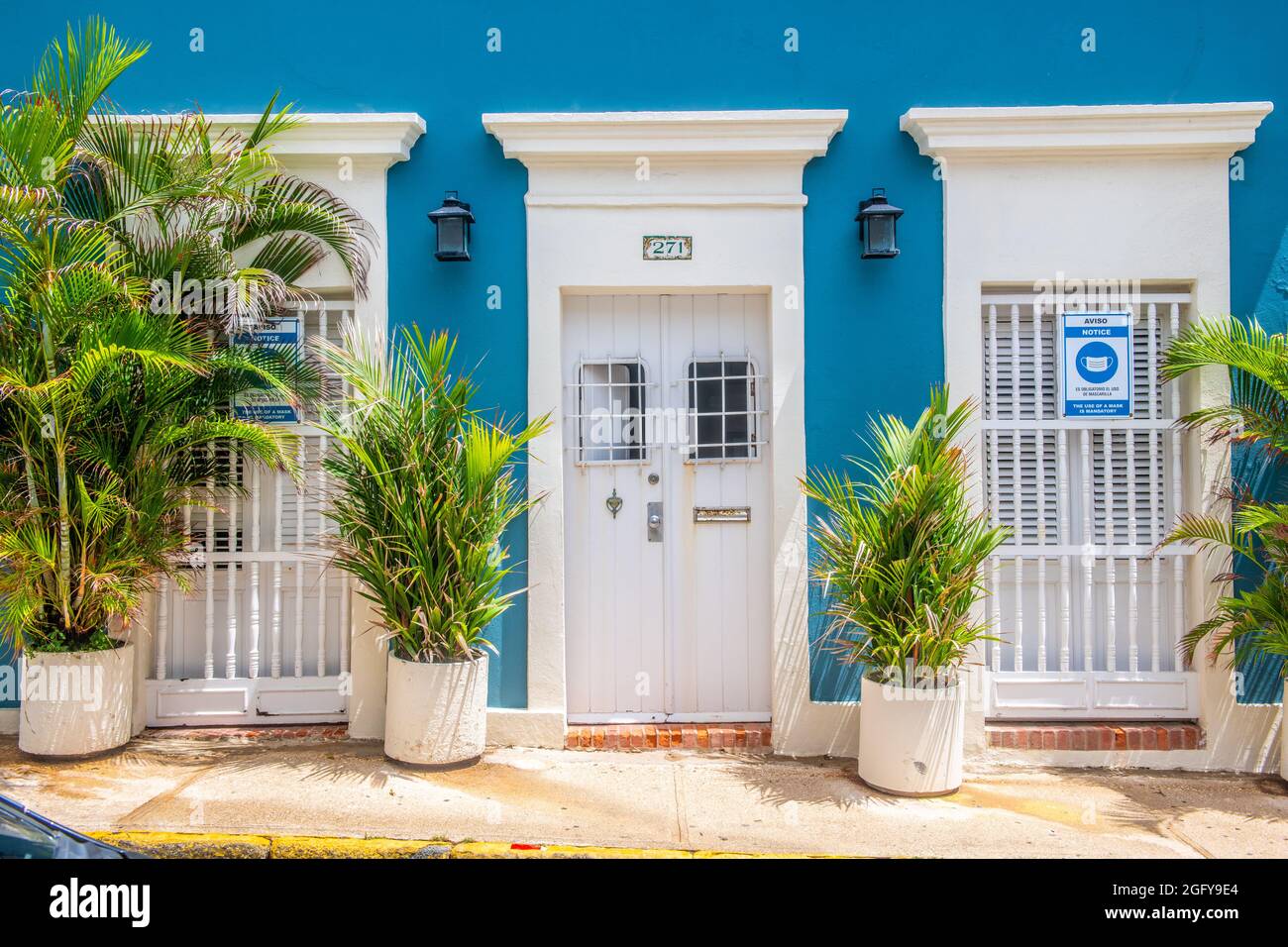 Des plantes tropicales en pot se trouvent en face d'une belle maison bleue. - Porto Rico Banque D'Images