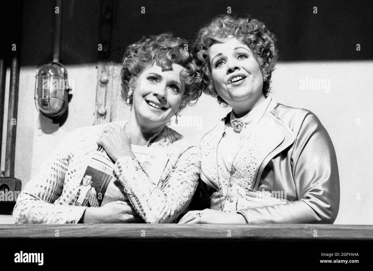 l-r: Suzanne Johnston (Dorabella), Renee Fleming (Fiordiligi) à COSI FAN TUTTE par Mozart au Glyndeburne Festival Opera, East Sussex, Angleterre 03/05/1992 musique: Wolfgang Amadeus Mozart libretto: Lorenzo Da Ponte chef d'orchestre: Bruno Weil design: Maria Bjornson éclairage: Pat Collins Directeur original: Trevor n Banque D'Images