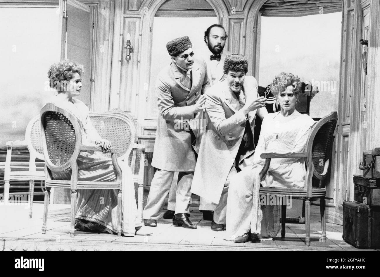 l-r: Renee Fleming (Fiordiligi), John Mark Ainsley (Ferrando), James Maddalena (Don Alfonso), Gerald Finley (Guglielmo), Suzanne Johnston (Dorabella) à COSI FAN TUTTE par Mozart au Glyndepourne Festival Opera, East Sussex, Angleterre 03/05/1992 musique: Wolfgang Amadeus Mozart Libretson: Bruno Maria Lorenzo Sjortau chef: Pat Collins Directeur original: Trevor Nunn Banque D'Images