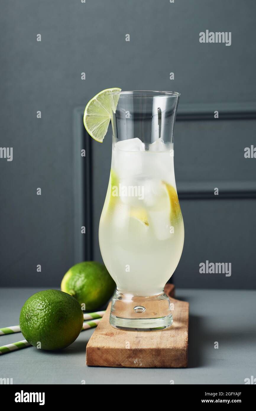 Cocktail rafraîchissant au citron vert avec glace dans un verre. Banque D'Images