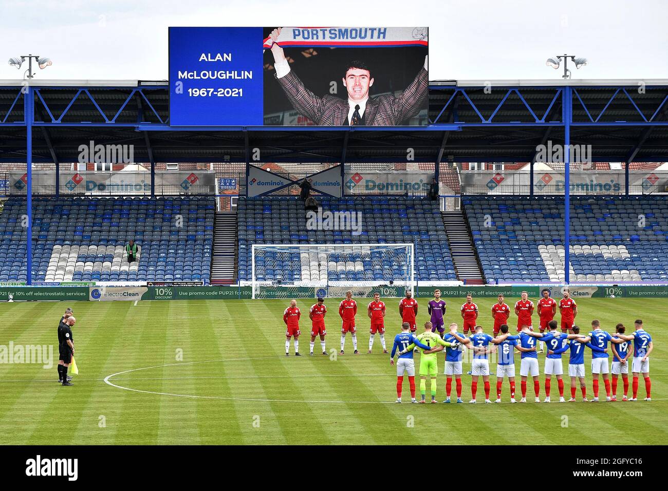 Un silence de quelques minutes est observé après la mort cette semaine de l'ancien joueur de Portsmouth Alan McLoughlin - Portsmouth v Accrington Stanley, Sky Bet League One, Fratton Park, Portsmouth, Royaume-Uni - 9 mai 2021 usage éditorial seulement - des restrictions DataCo s'appliquent Banque D'Images