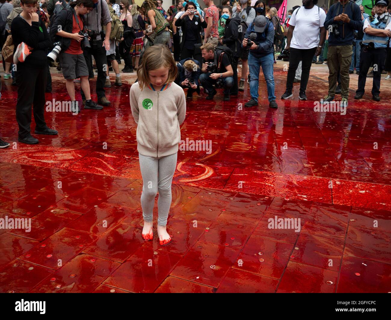 Extinction manifestation de la rébellion vendredi 27 août 2021, Londres, Royaume-Uni. Enfant marchant dans du sang factice sur la place Paternoster à l'extérieur de la Bourse de Londres. Banque D'Images