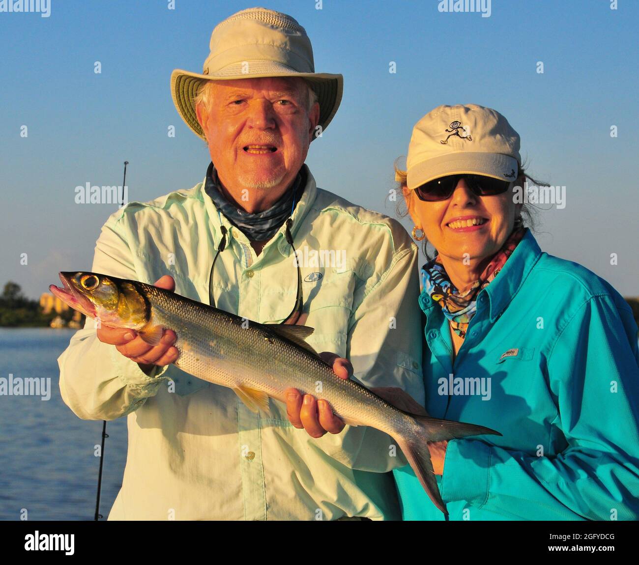 Les pêcheurs qui pêchent dans les eaux côtières du comté de Sarasota en Floride trouvent souvent de l'action à partir d'une variété de poissons, y compris la truite mouchetée et le poisson de dame. Banque D'Images