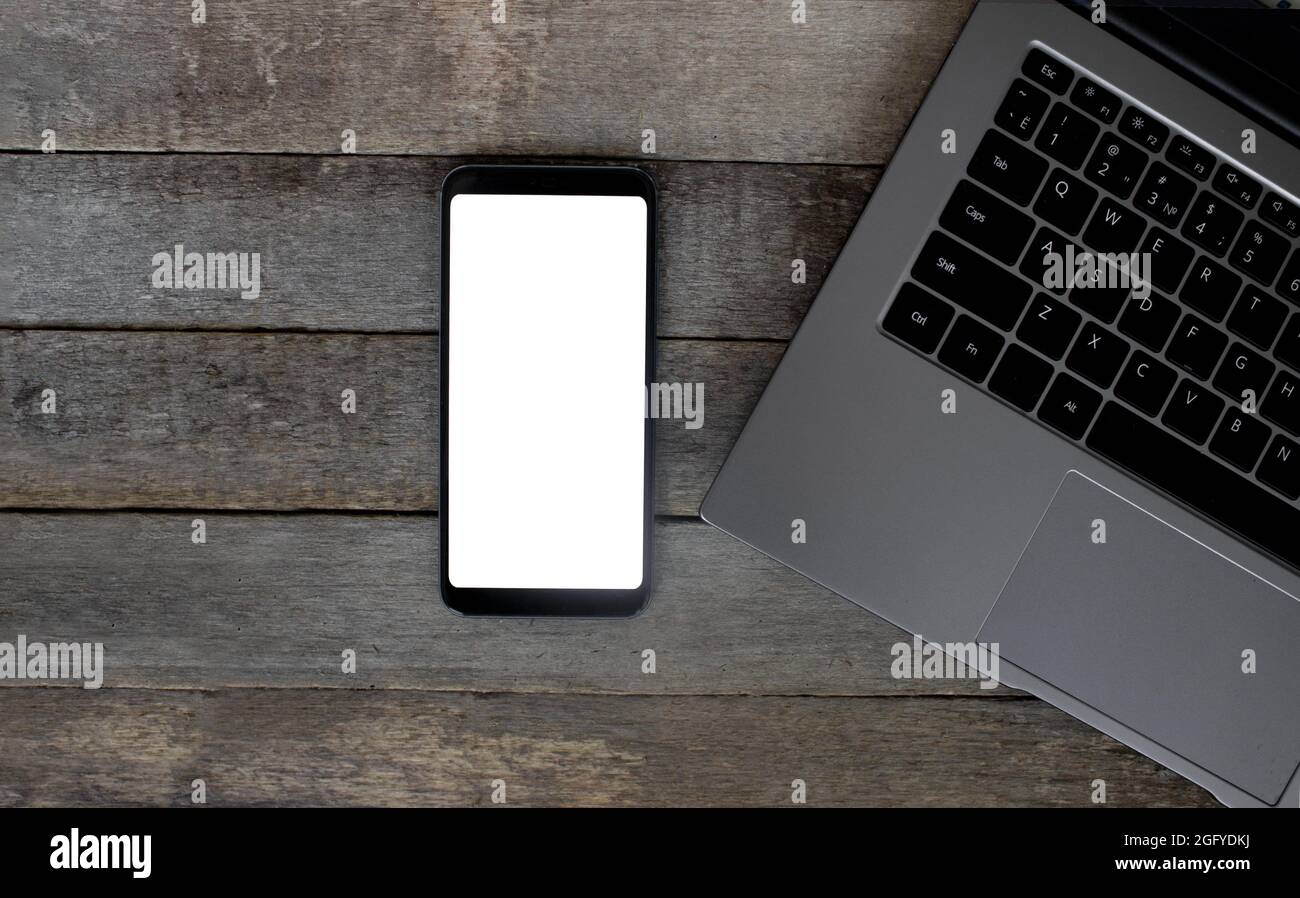 Téléphone intelligent avec écran vide sur un bureau en bois. Vue de dessus technologie Communicator sur table en bois vue de dessus Banque D'Images