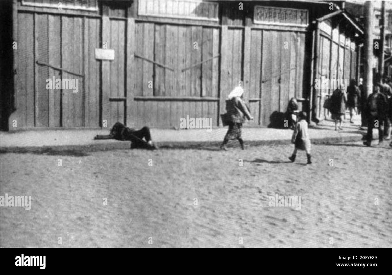 Les morts dans les rues pendant la Holomodor, l'homme a fait la famine en Ukraine en 1933-1934 Banque D'Images