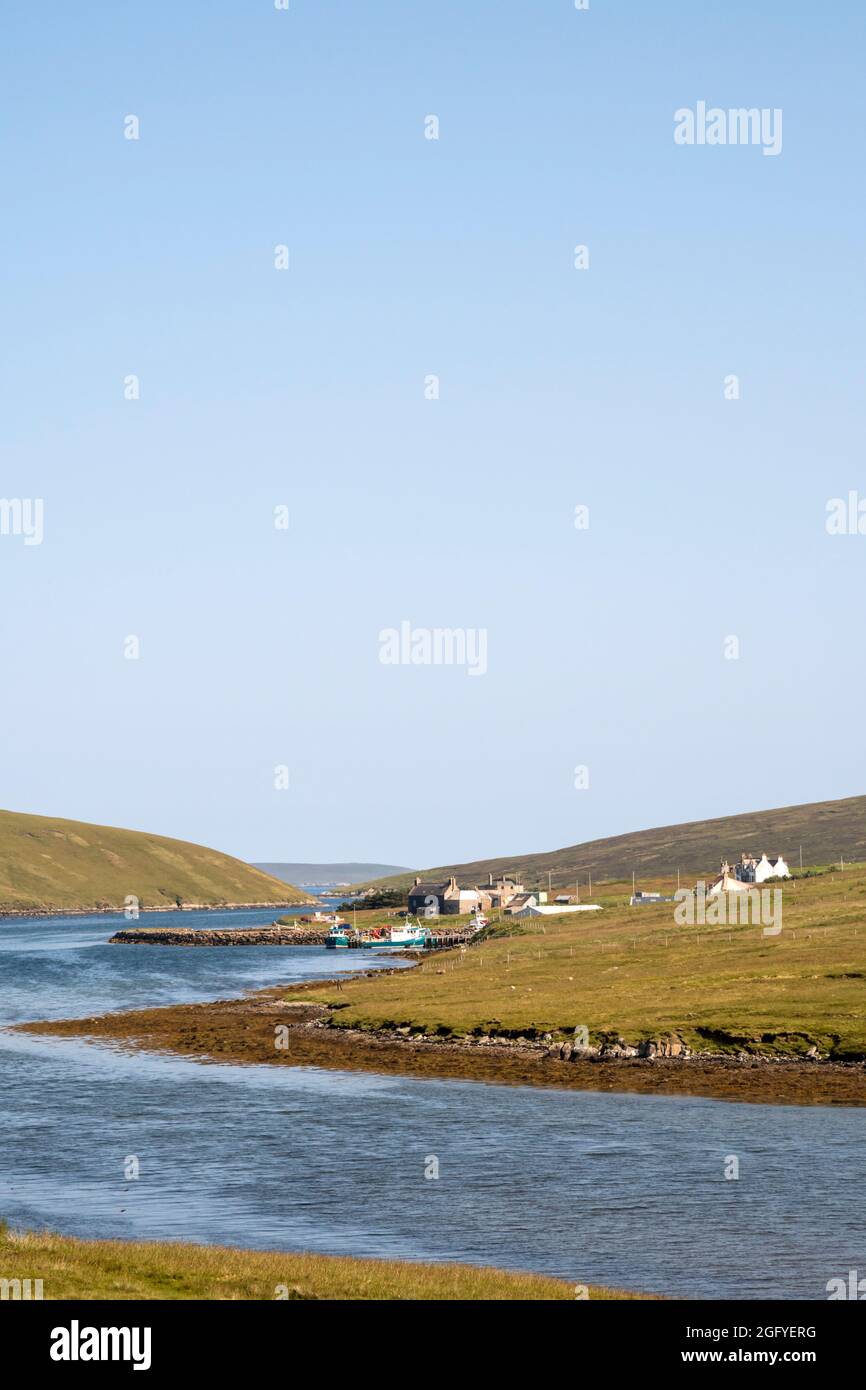 Le village de Gardie près de la tête de Mid Yell Voe sur Yell, Shetland  Photo Stock - Alamy