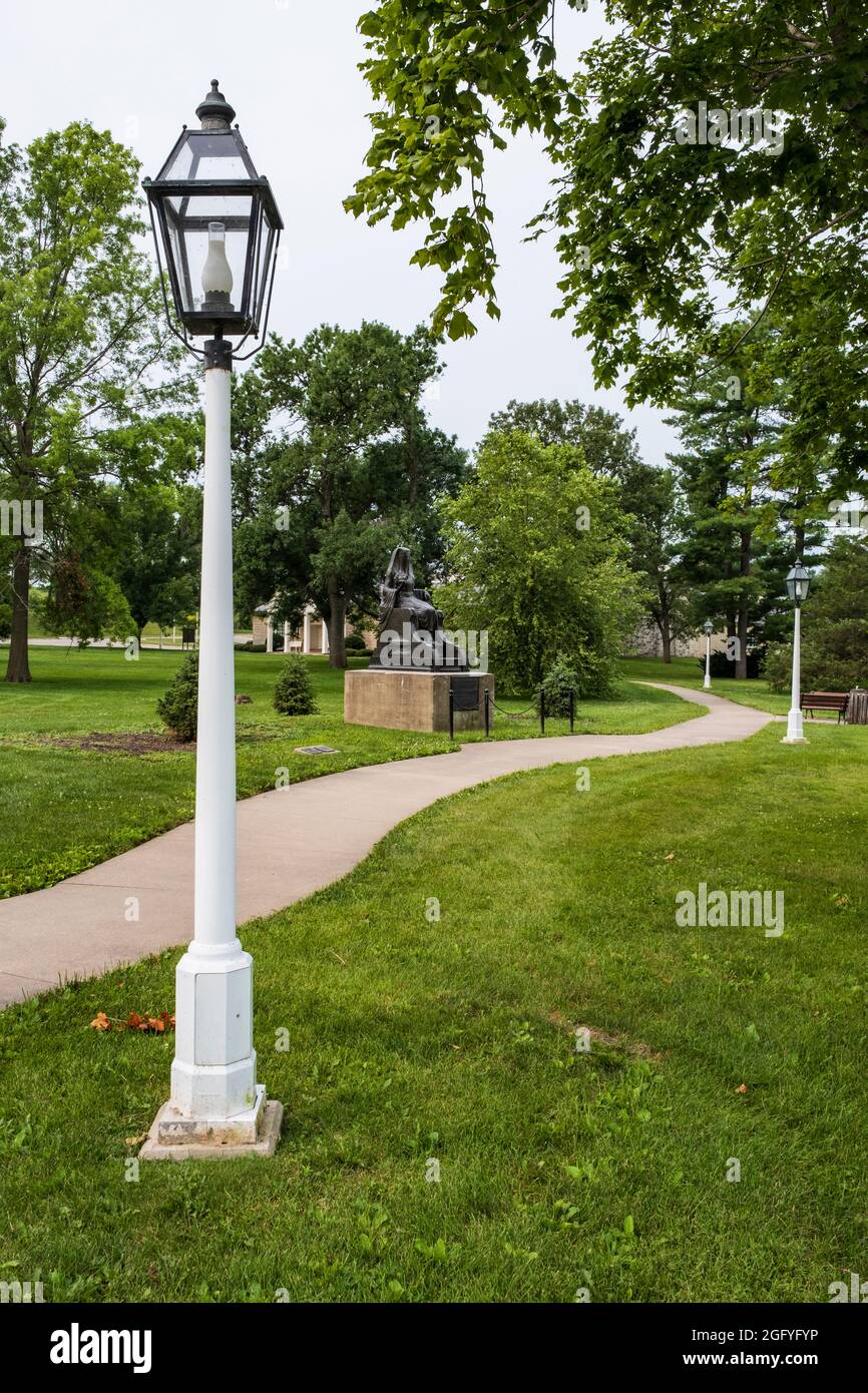 West Branch, Iowa. Site commémoratif Herbert Hoover. Pathay à la bibliothèque présidentielle et au musée, avec la statue d'Isis, Déesse de vie égyptienne, à mi-chemin. A Banque D'Images
