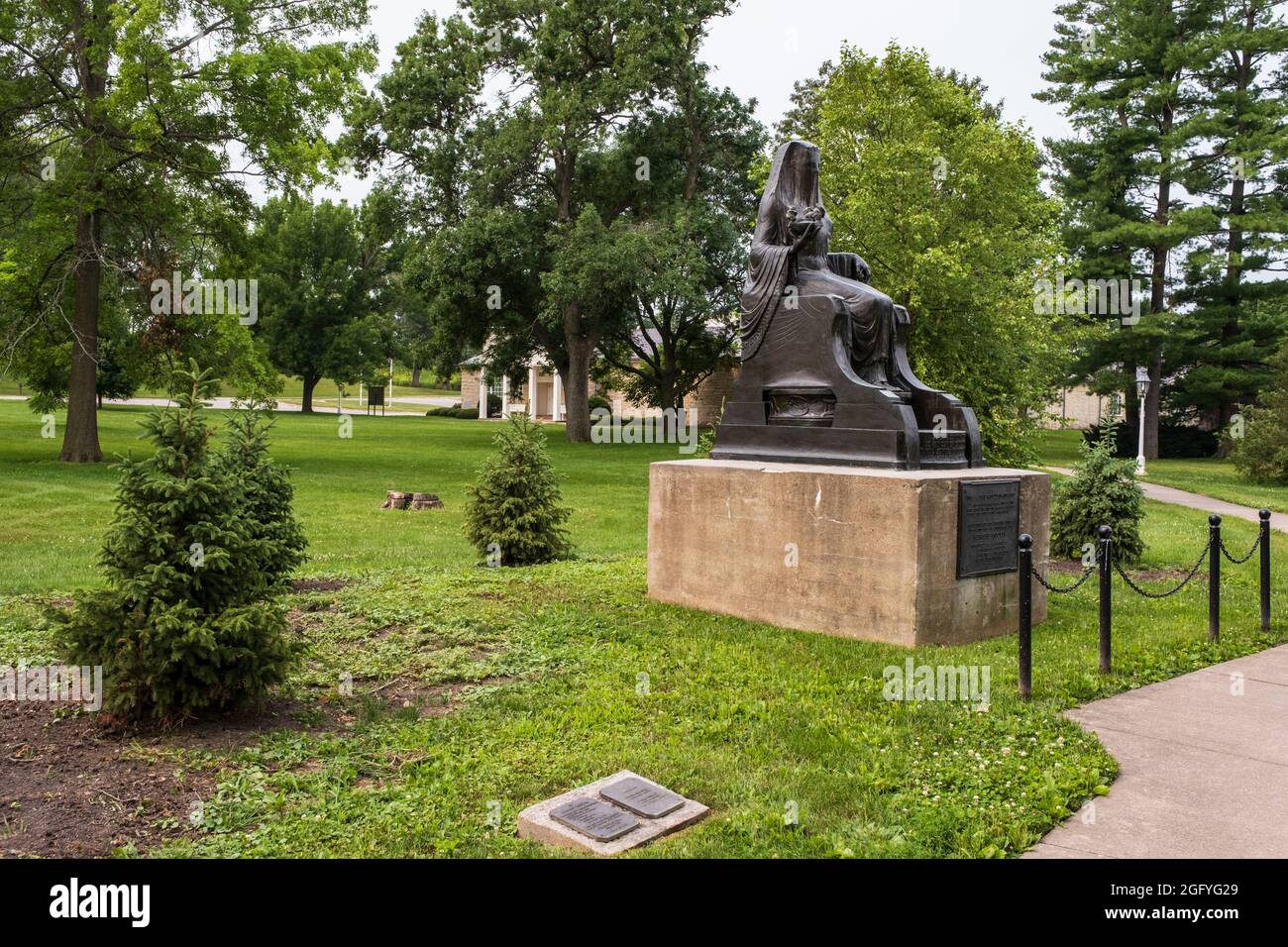West Branch, Iowa. Site commémoratif Herbert Hoover. Statue d'Isis, déesse de vie égyptienne, sur le chemin de la bibliothèque présidentielle et du musée. Un cadeau de Banque D'Images