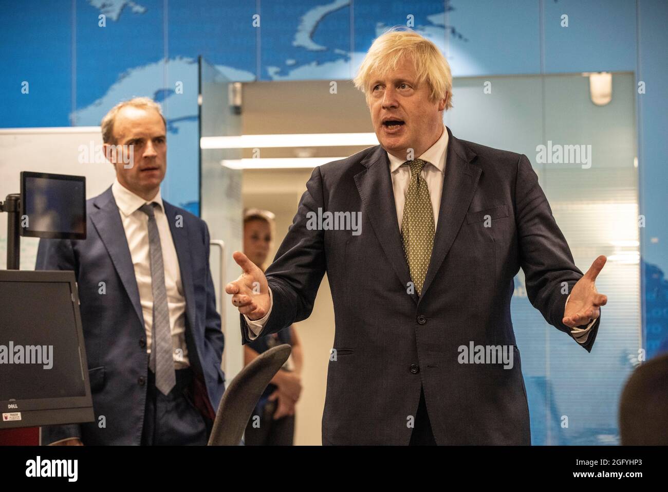 Le Premier ministre Boris Johnson et le secrétaire aux Affaires étrangères Dominic Raab se rendent au Centre de crise du ministère des Affaires étrangères, du Commonwealth et du développement à Whitehall, à Londres, pour voir comment ils appuient et surveillent les évacuations en cours en Afghanistan. Date de la photo : vendredi 27 août 2021. Banque D'Images