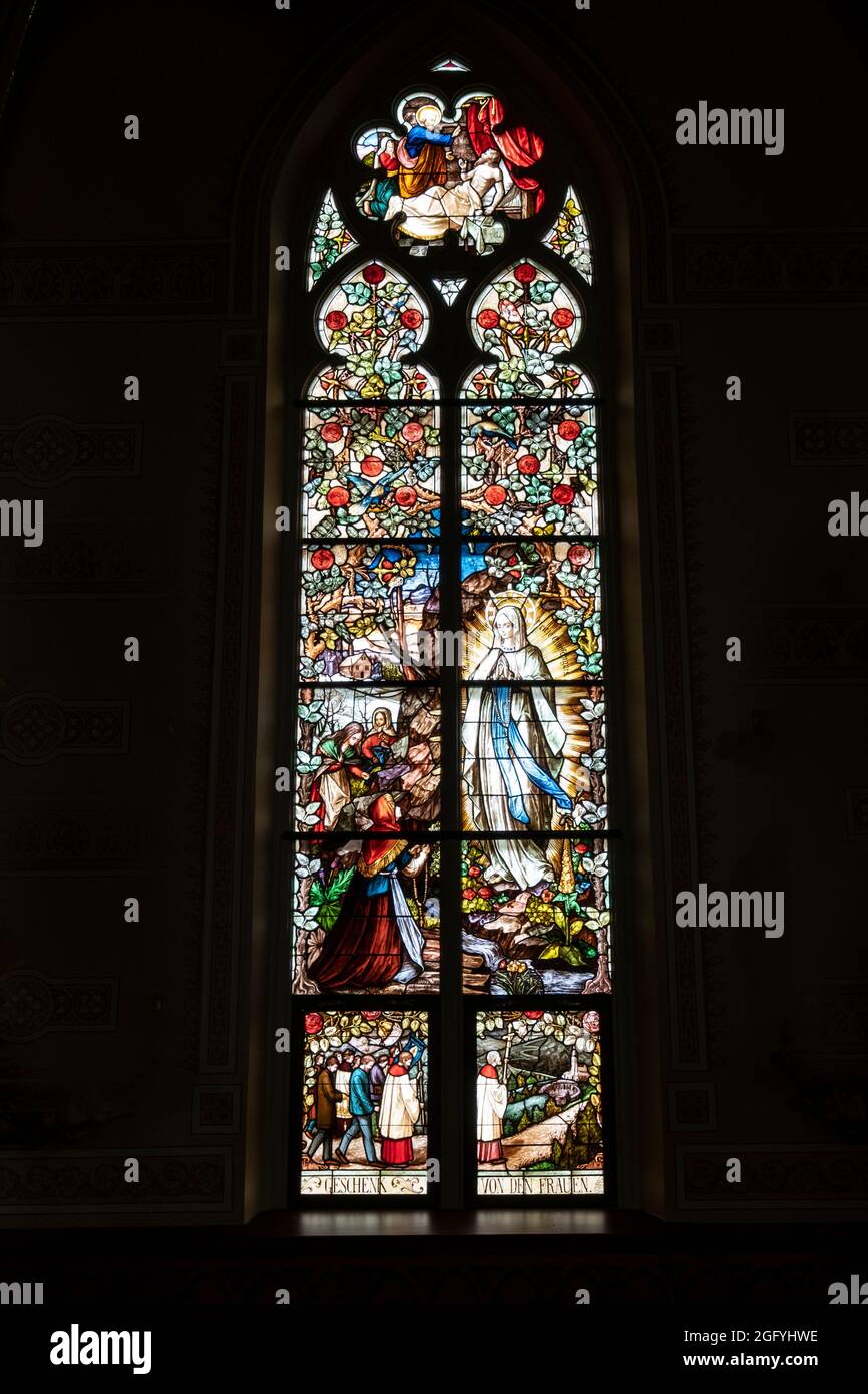 Petersburg, Iowa. Église catholique Saint-Pierre et Saint-Paul. Fenêtre en vitrail. Banque D'Images