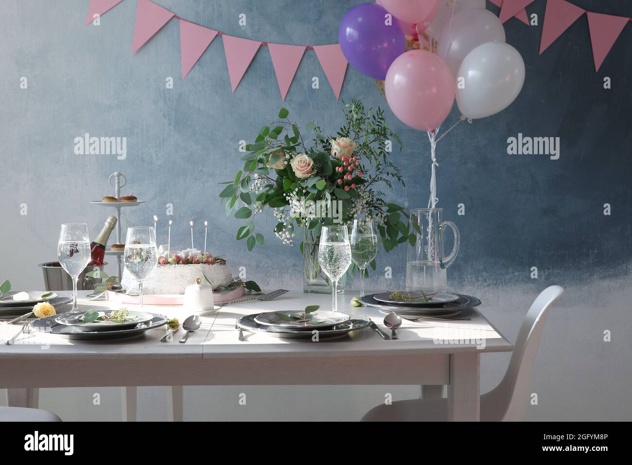 Table Pour Diner D Anniversaire Dans Le Salon Photo Stock Alamy