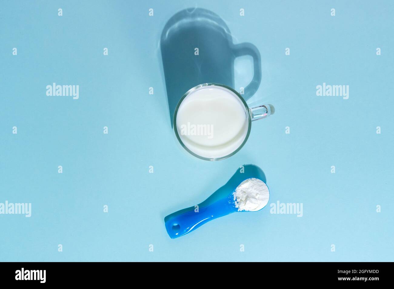 Lait de soja en poudre. Boisson de substitution au lait sans lait. Concept de régime végétalien et végétarien sain. Banque D'Images