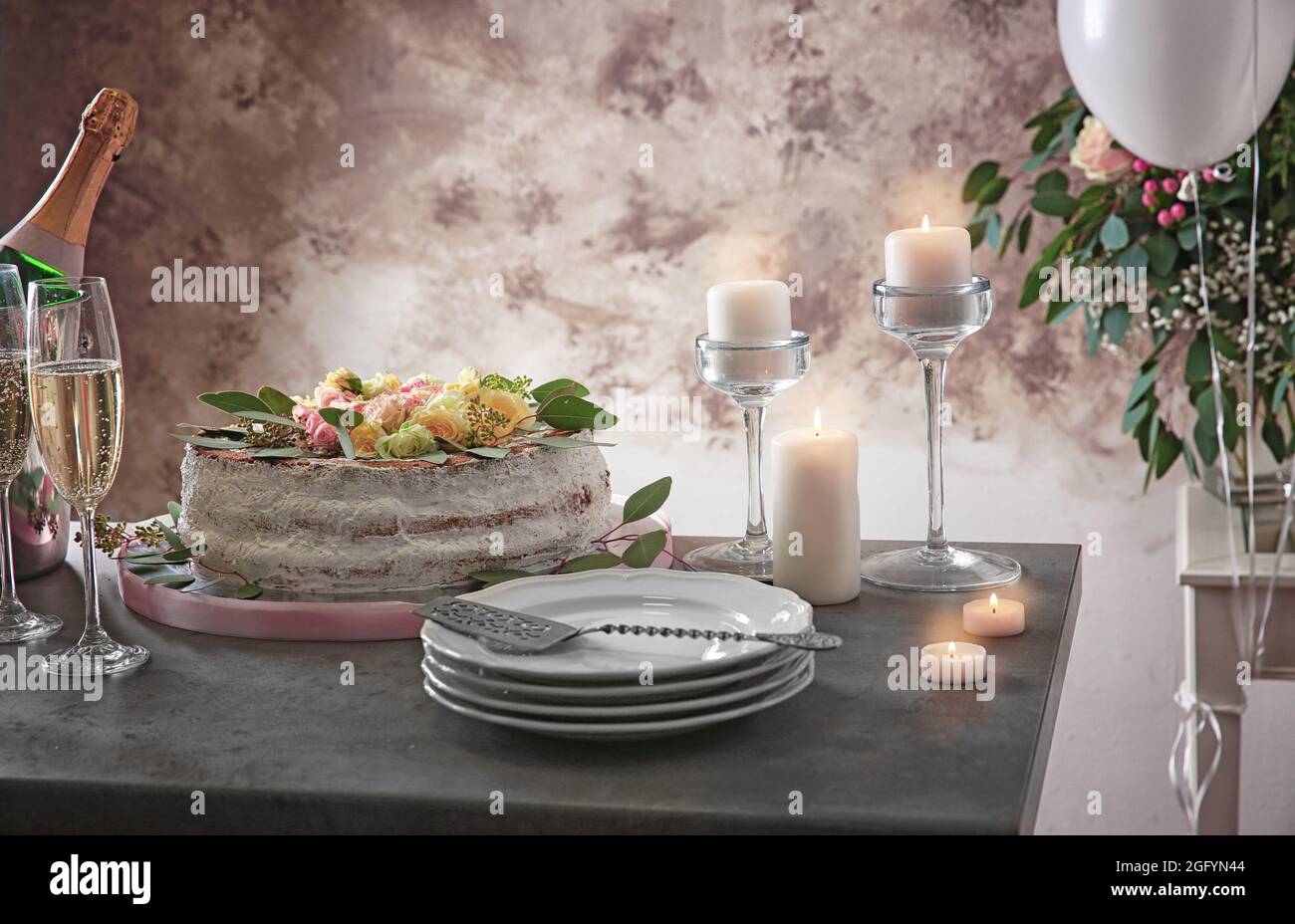 Table Pour Diner D Anniversaire Dans Le Salon Photo Stock Alamy