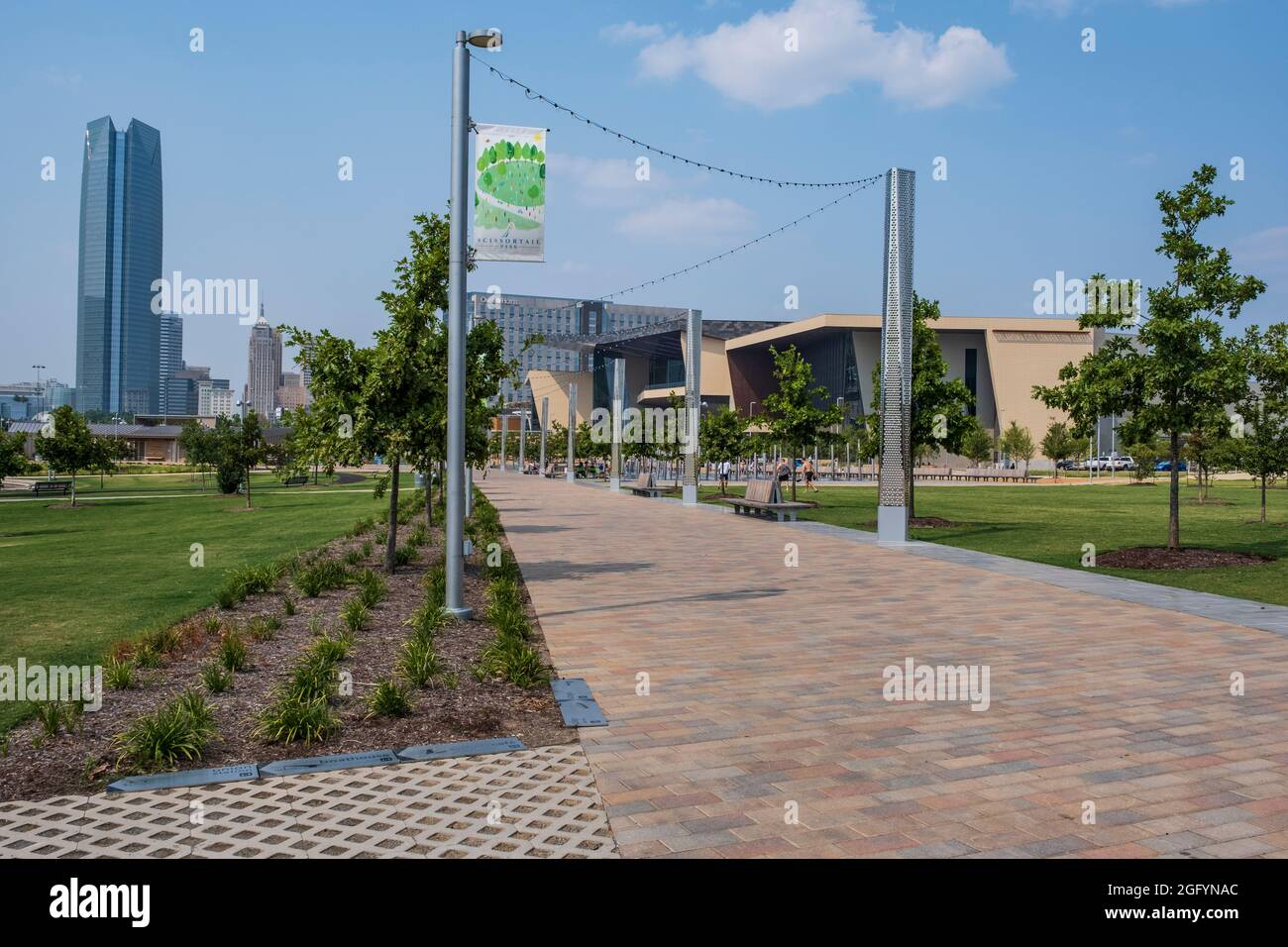 Oklahoma City, Oklahoma. Scissortail Park, avec Devon Tower en arrière-plan, centre de congrès d'Oklahoma City sur la droite. Banque D'Images