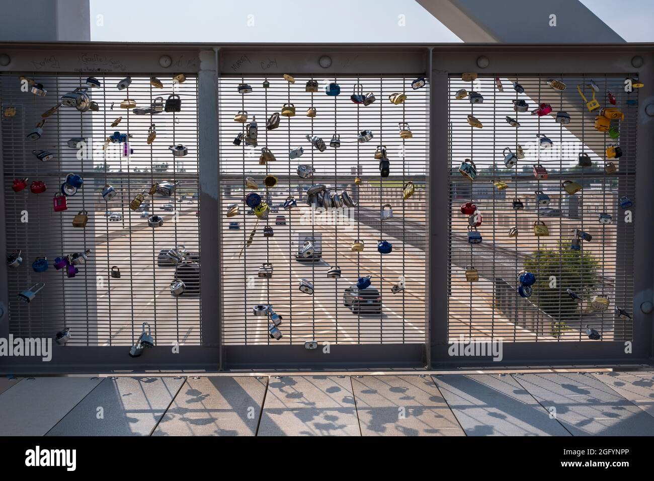 Oklahoma City, Oklahoma. Scissortail Park, Padlocks plein d'amour éternel sur les rails du pont Skydance, le pont Scissortail, terminé en 2012. Intersta Banque D'Images