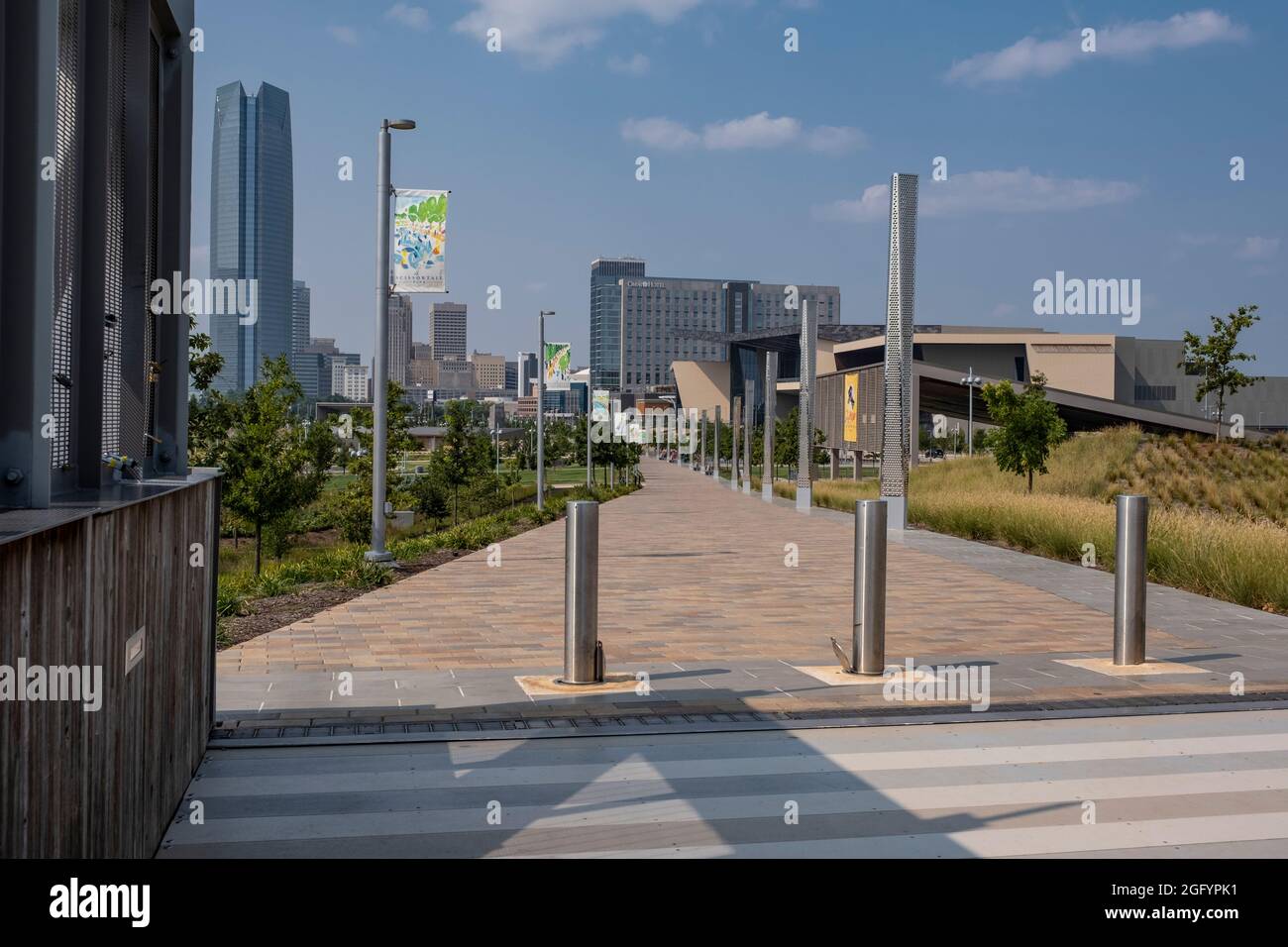 Oklahoma City, Oklahoma. Scissortail Park, avec Devon Tower en arrière-plan, centre de congrès d'Oklahoma City sur la droite. Banque D'Images