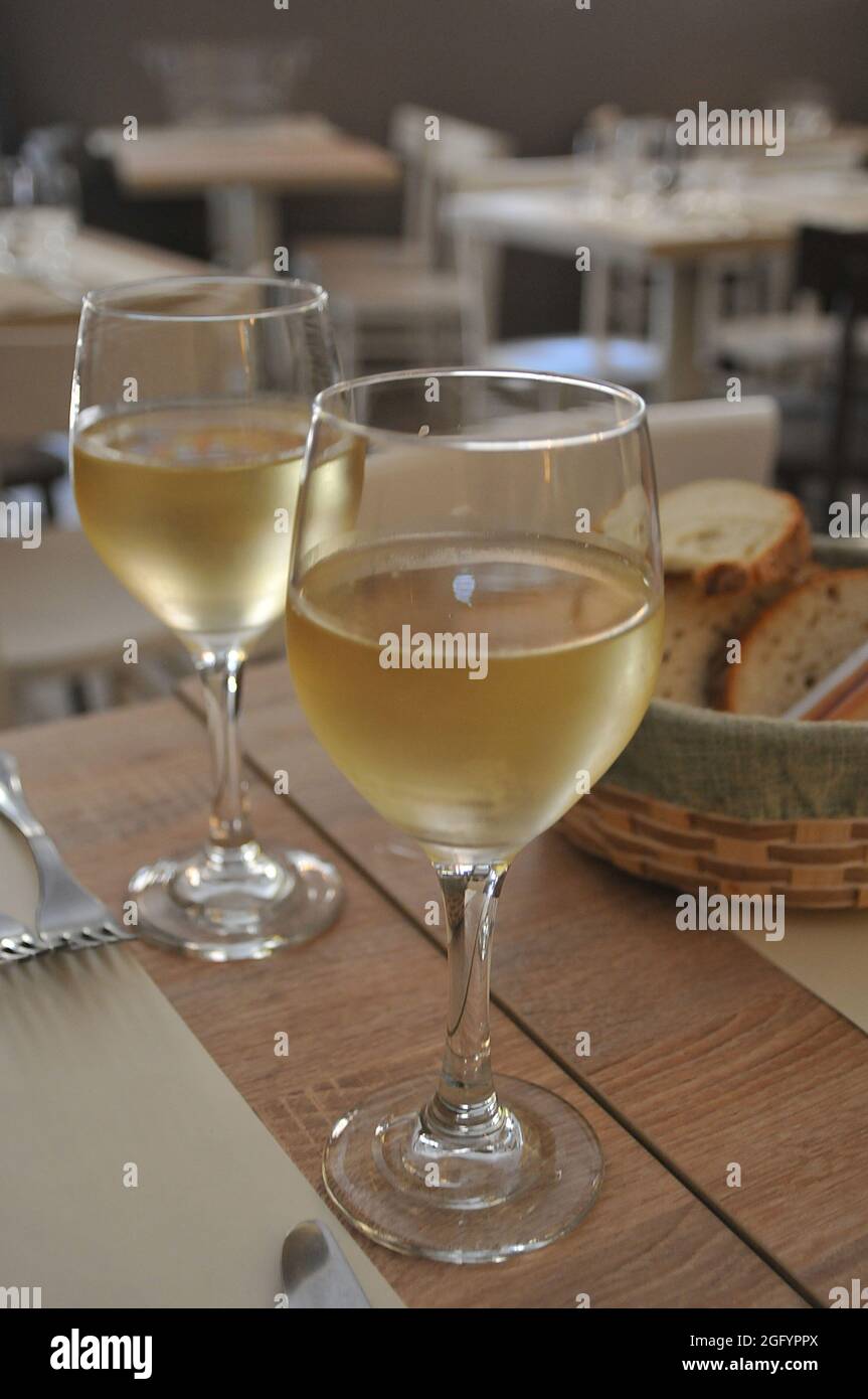 Rome / Italie _ 19.juillet 2019/verre de vin blanc Carrettiere castelli romani blanco 2018 (photo..Francis Dean / Deanimages. Banque D'Images
