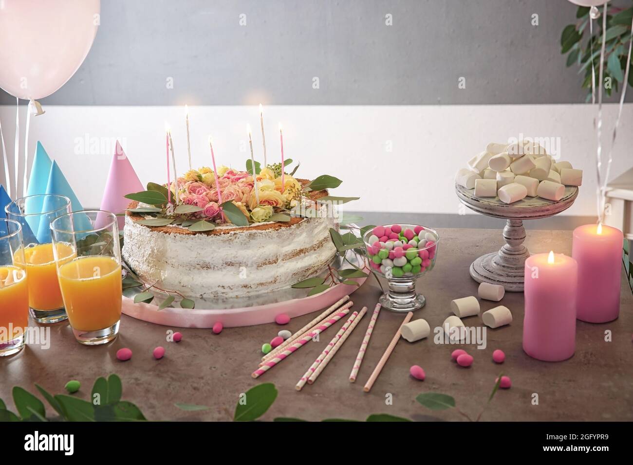 Table Pour Diner D Anniversaire Dans Le Salon Photo Stock Alamy