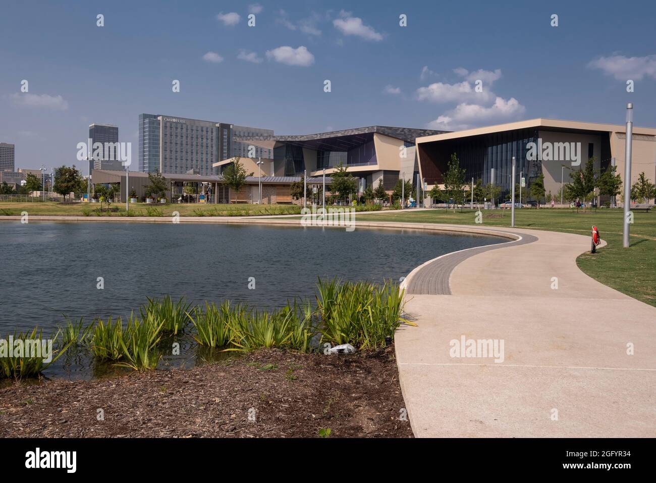 Oklahoma City, Oklahoma. Scissortail Park, avec le centre de congrès d'Oklahoma City sur la droite. Banque D'Images