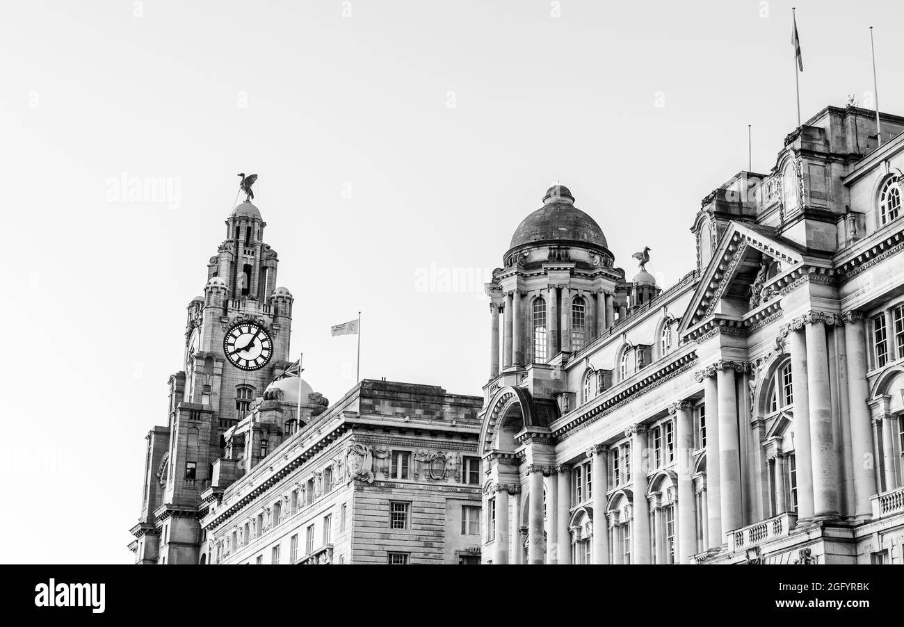 Un panorama noir et blanc à images multiples des trois Grâces sur le front de mer de Liverpool vu en août 2021. Banque D'Images