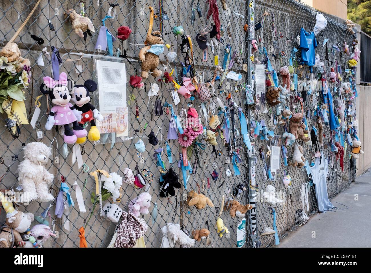 Oklahoma City National Memorial, Oklahoma, États-Unis. Il reste des souvenirs sur le mur à l'extérieur du Mémorial. Banque D'Images