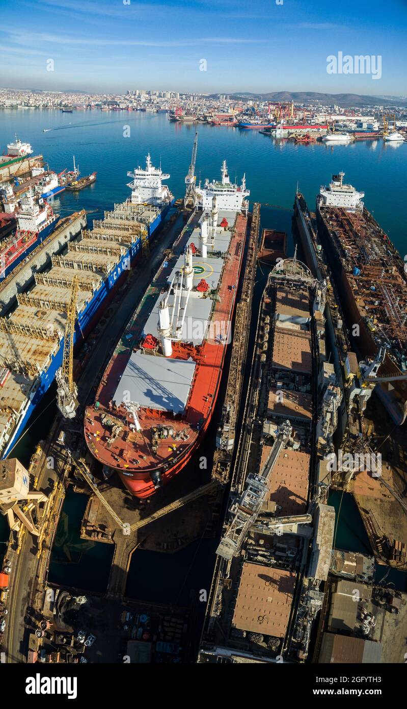Navires de cargaison dans le chantier naval/quai sec Banque D'Images