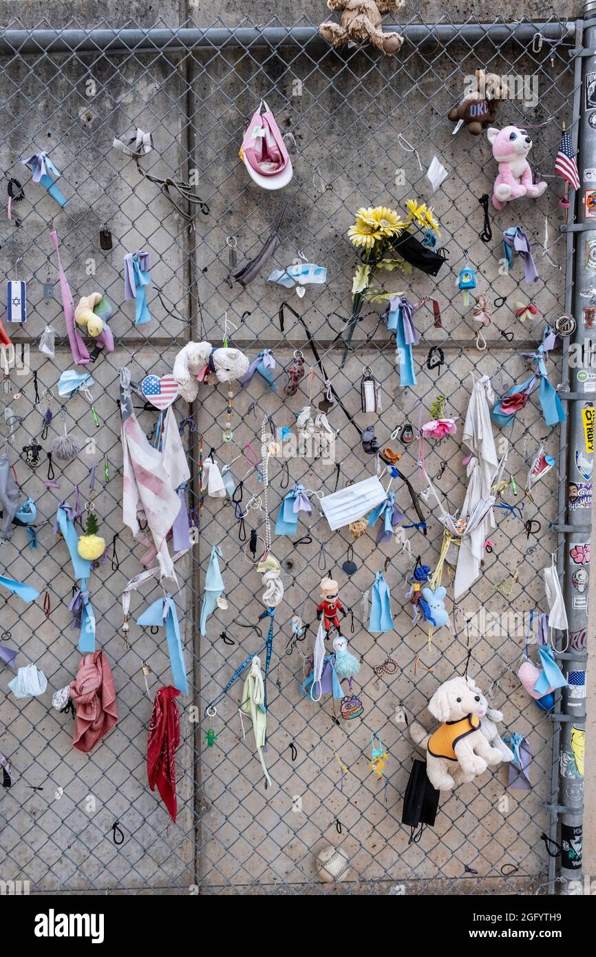 Oklahoma City National Memorial, Oklahoma, États-Unis. Il reste des souvenirs sur le mur à l'extérieur du Mémorial. Banque D'Images