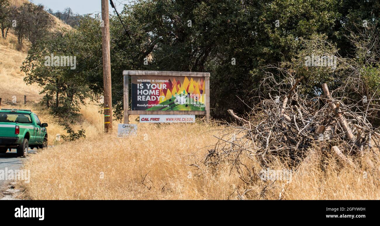 Feu de cèdre dans la forêt nationale de Sequoia près de Kernville, CA, le dimanche 22 août 2016. Photo USDA par lance Cheung. Pour plus d'informations, voir: www.usda.gov www.fs.fed.us @usda @Forestservice Video le coeur d'un pompier https://youtu.be/QxJFIfkOQLY Banque D'Images