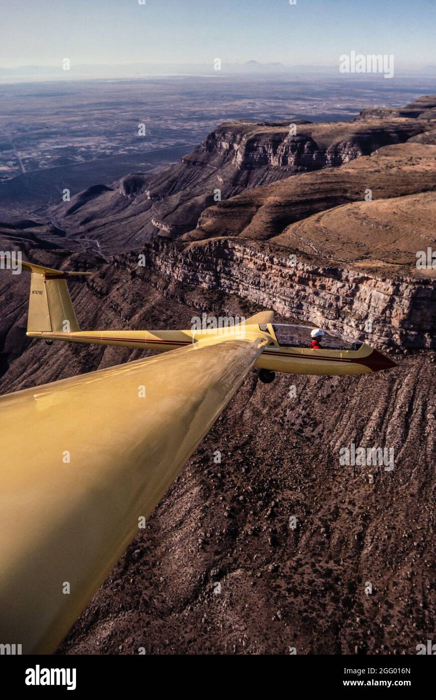 Un planeur ICA IS-28 Lark survolant les montagnes Sacramento au Nouveau-Mexique avec une caméra à distance montée sur aile. Banque D'Images
