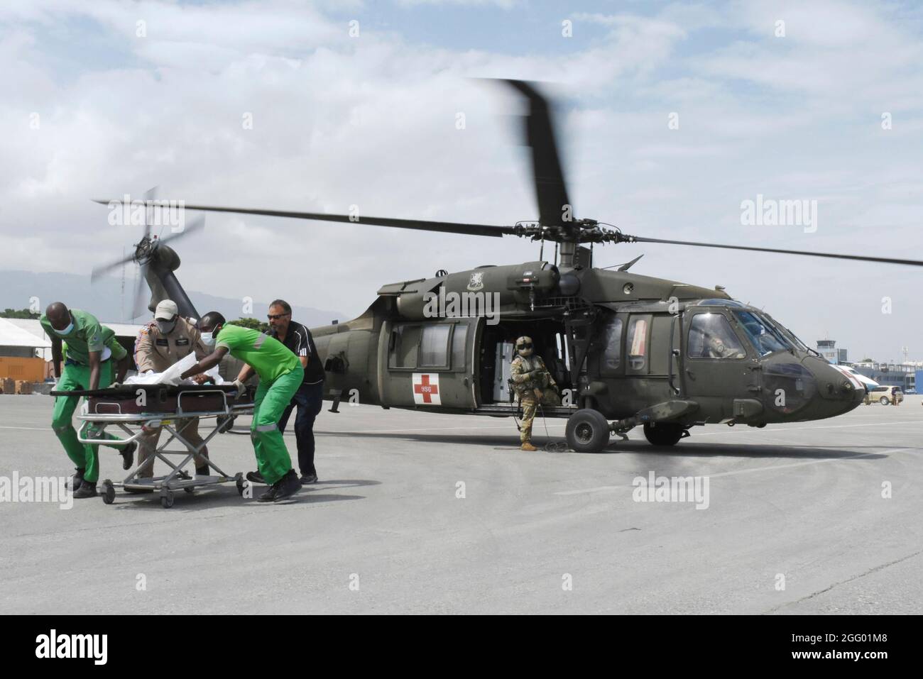 Port au Prince, Haïti. 26 août 2021. Des volontaires médicaux civils et des soldats de l'armée américaine déchargent un patient d'un HÉLICOPTÈRE UH-60 Black Hawk lors d'une mission d'évacuation médicale le 26 août 2021 à Port-au-Prince, en Haïti. L'armée aide à la suite du récent tremblement de terre. Credit: Planetpix/Alamy Live News Banque D'Images