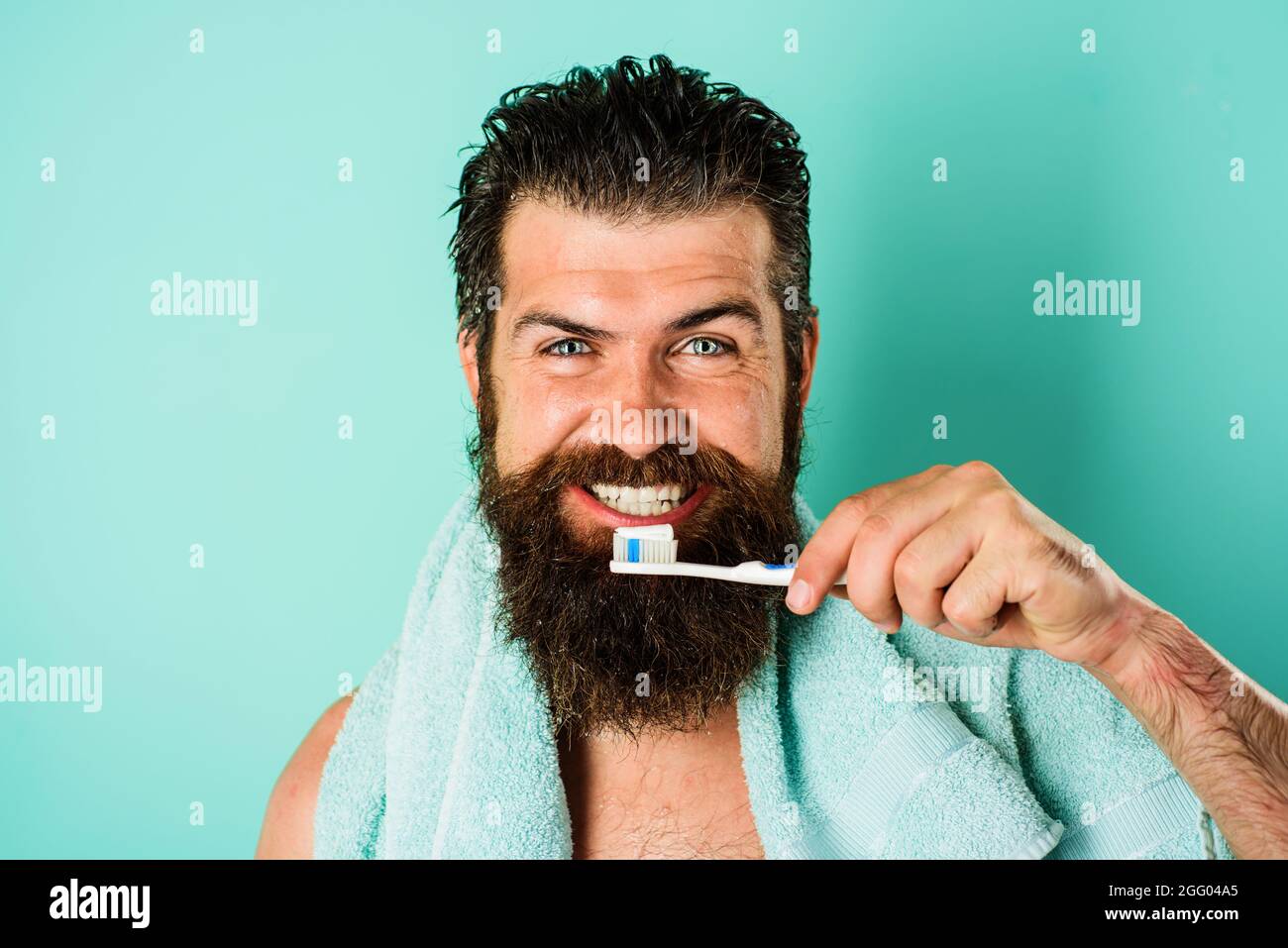 Homme barbu se brossant les dents avec une brosse à dents et du dentifrice. Hygiène dentaire. Soins du matin. Banque D'Images