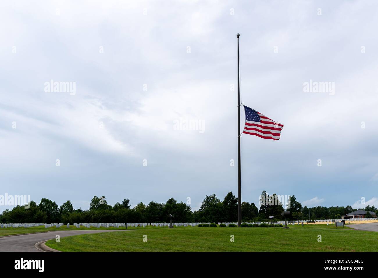 Radcliff, KY, USA, 27 août 2021, le drapeau américain à l'entrée du Kentucky Veterans Cemetery Central, juste à l'extérieur de fort KNOX, est à la moitié du personnel aujourd'hui. Le Président Biden a annoncé que les drapeaux resteront à moitié en service jusqu'au 30 août pour honorer les victimes des attaques à Kaboul qui ont coûté la vie à 13 membres du Service américain le 26 août 2021, crédit : Brian Koellish/Alay Live News Banque D'Images