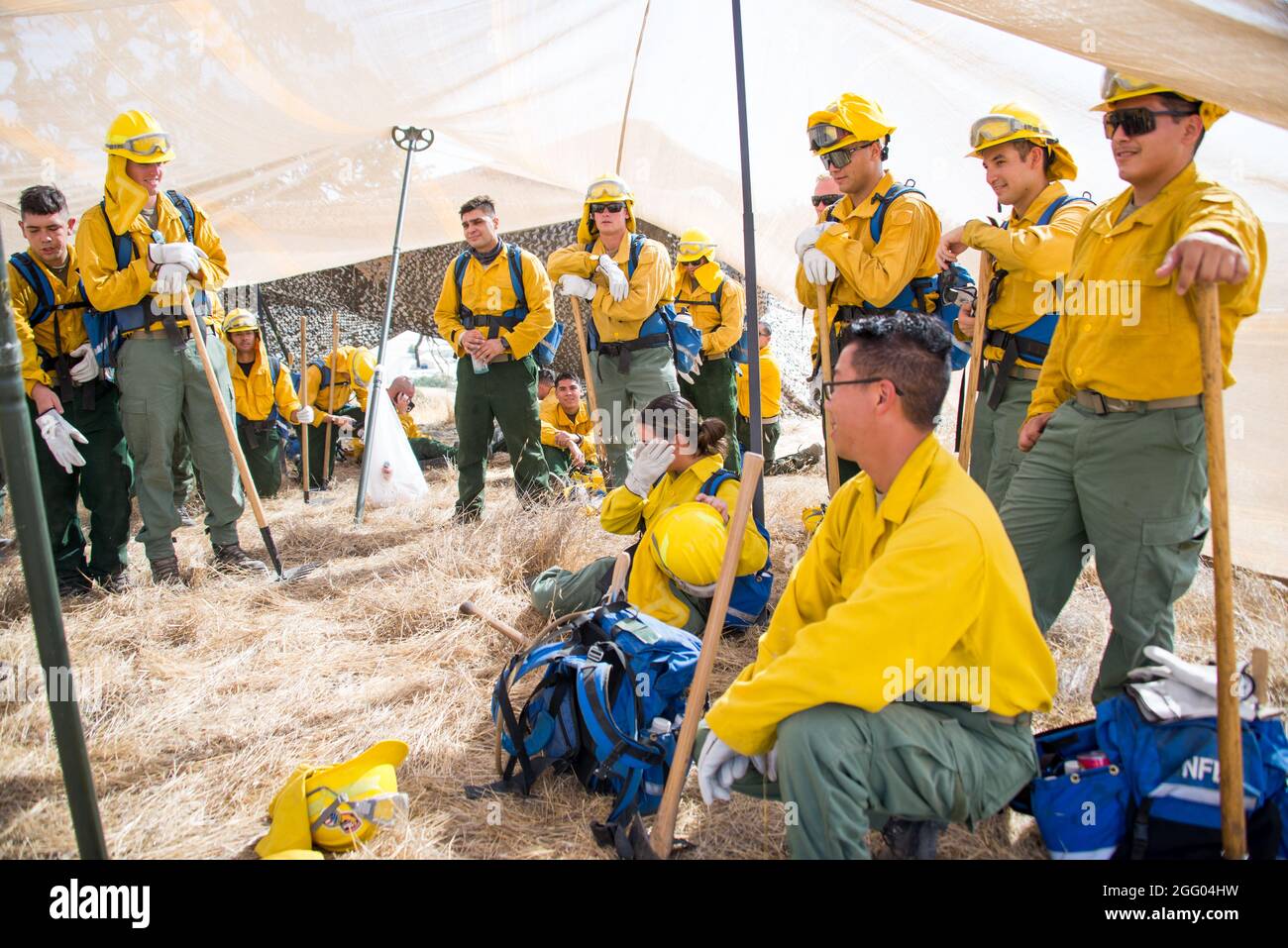 Les gardes de l'État de Californie effectuent des opérations de ligne d'incendie avec des membres de CAL FIRE au cours d'une formation d'une semaine au centre d'entraînement de l'armée de Camp Roberts, Paso Robles, Californie, le 11 août 2021. Les gardes sont activés pour soutenir le système d'entraide de l'État en cas d'incendie actif. (É.-U. Photo de la Garde nationale aérienne par SRA Duane Ramos) Banque D'Images