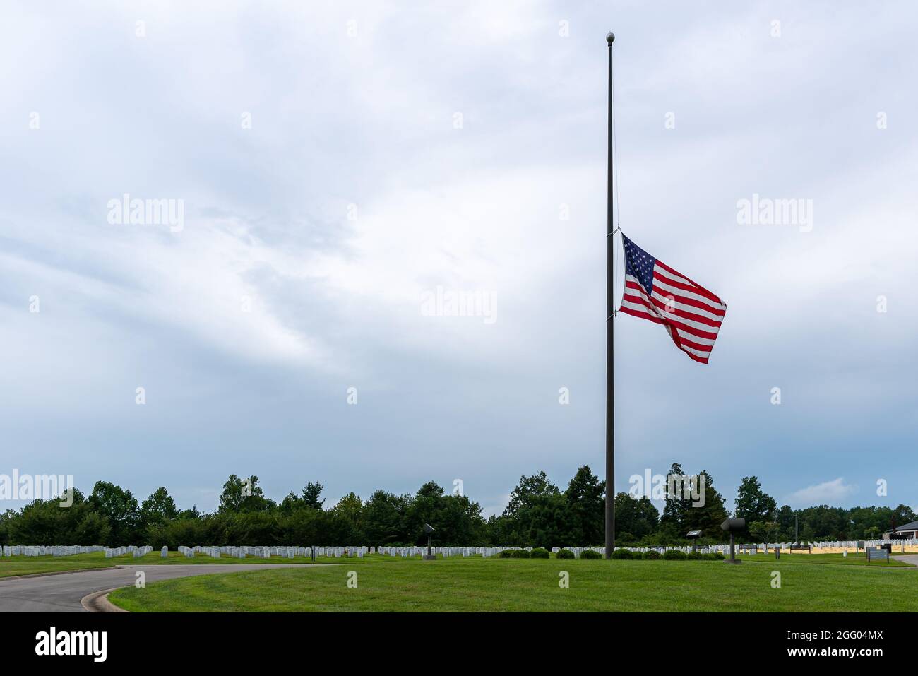 Radcliff, KY, USA, 27 août 2021, le drapeau américain à l'entrée du Kentucky Veterans Cemetery Central, juste à l'extérieur de fort KNOX, est à la moitié du personnel aujourd'hui. Le Président Biden a annoncé que les drapeaux resteront à moitié en service jusqu'au 30 août pour honorer les victimes des attaques à Kaboul qui ont coûté la vie à 13 membres du Service américain le 26 août 2021, crédit : Brian Koellish/Alay Live News Banque D'Images