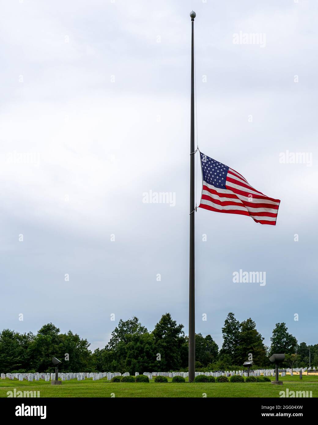 Radcliff, KY, USA, 27 août 2021, le drapeau américain à l'entrée du Kentucky Veterans Cemetery Central, juste à l'extérieur de fort KNOX, est à la moitié du personnel aujourd'hui. Le Président Biden a annoncé que les drapeaux resteront à moitié en service jusqu'au 30 août pour honorer les victimes des attaques à Kaboul qui ont coûté la vie à 13 membres du Service américain le 26 août 2021, crédit : Brian Koellish/Alay Live News Banque D'Images