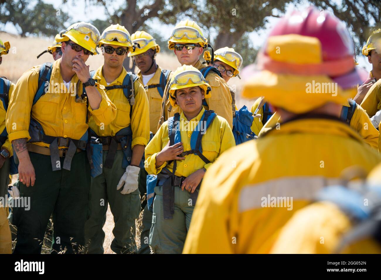 Les gardes de l'État de Californie effectuent des opérations de ligne d'incendie avec des membres de CAL FIRE au cours d'une formation d'une semaine au centre d'entraînement de l'armée de Camp Roberts, Paso Robles, Californie, le 11 août 2021. Les gardes sont activés pour soutenir le système d'entraide de l'État en cas d'incendie actif. (É.-U. Photo de la Garde nationale aérienne par SRA Duane Ramos) Banque D'Images