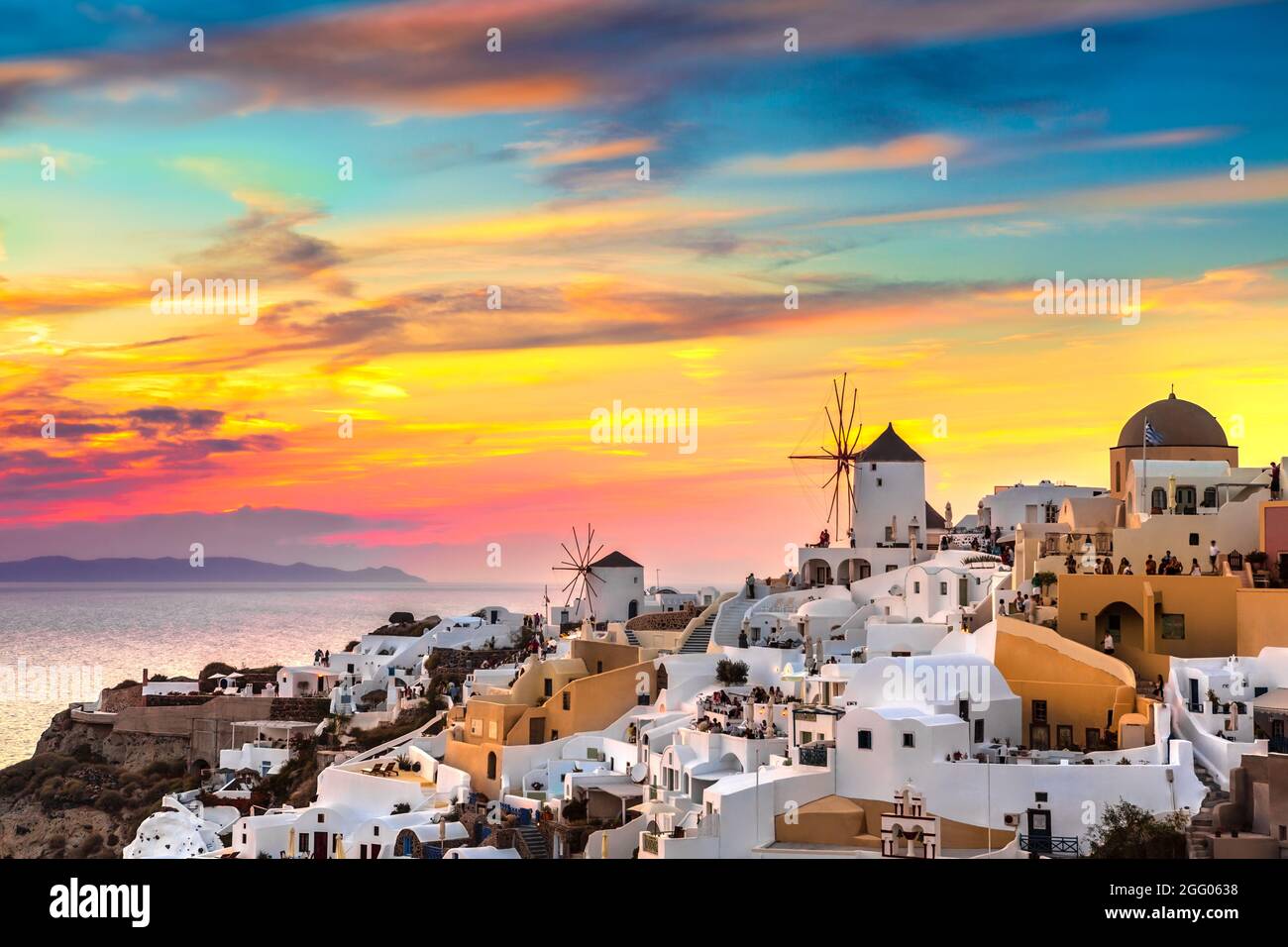 Coucher de soleil dans le village d'Oia, Santorin, Grèce. Banque D'Images