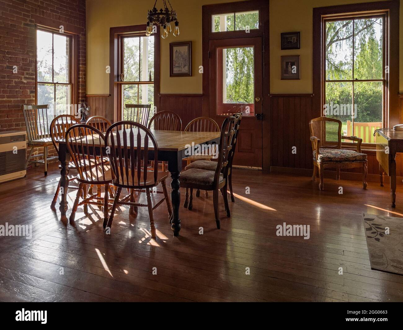Salle à manger de l'hôtel collier le matin avec diffusion de soleil dans les fenêtres Banque D'Images