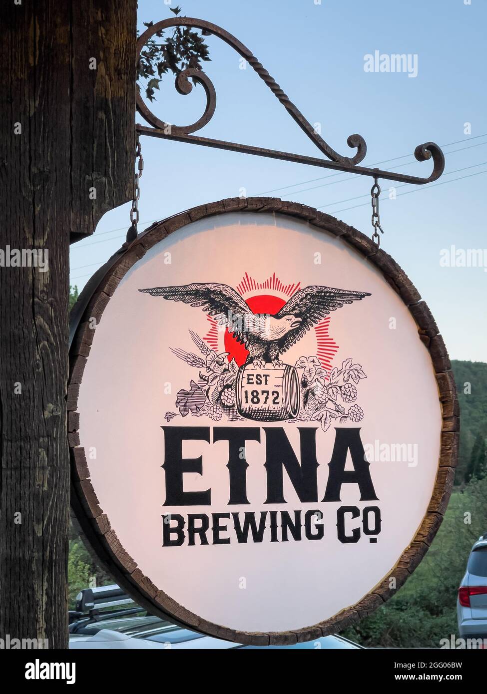 Panneau Etna Brewing Co allumé au crépuscule Banque D'Images