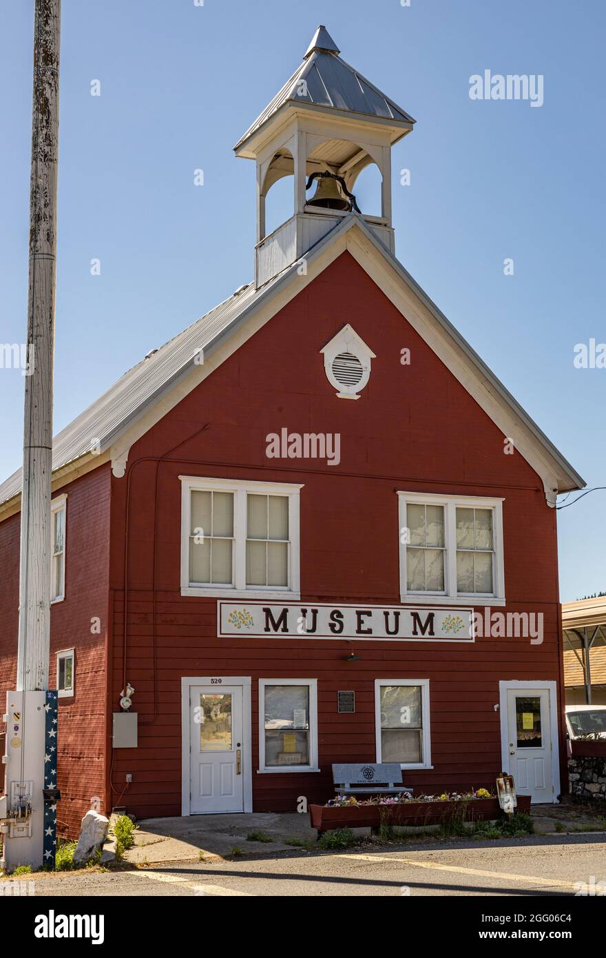 Filles indigènes du Golden West Museum avec mât Banque D'Images