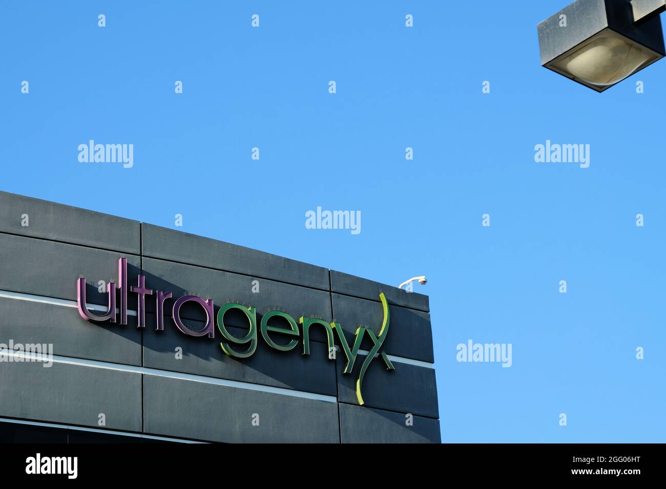 Panneau au sommet du siège d'Ultragenyx à Brisbane, en Californie, une société biopharmaceutique et biotechnologique de la Silicon Valley. Banque D'Images