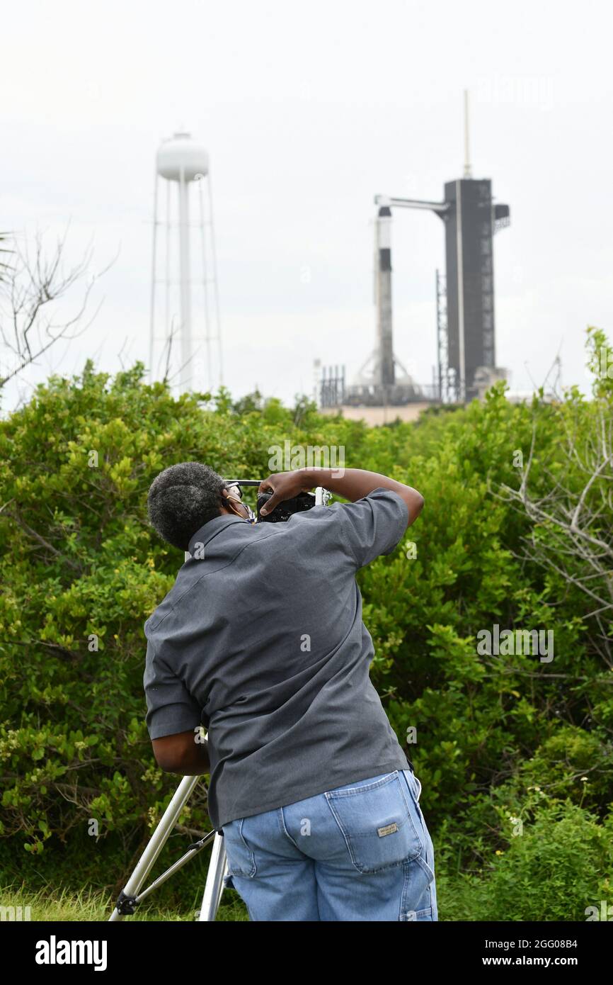 Le photographe de presse Craig Bailey met en place des caméras à distance en vue du lancement d'un vaisseau spatial SpaceX Dragon-2 pour la 23e mission de réapprovisionnement pour SpaceX et la NASA à partir du complexe 39A du Kennedy Space Center, en Floride, le vendredi 27 août 2021. Dragon transportera des expériences et des pièces de rechange à la Station spatiale internationale. Photo de Joe Marino/UPI crédit: UPI/Alay Live News Banque D'Images